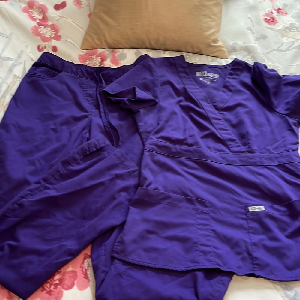 XS purple Grey’s Anatomy scrub set.